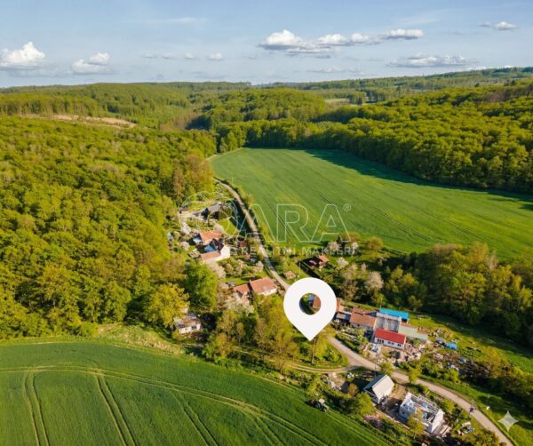 Slunný pozemek s&nbsp;potokem v&nbsp;lokalitě Zdravá Voda